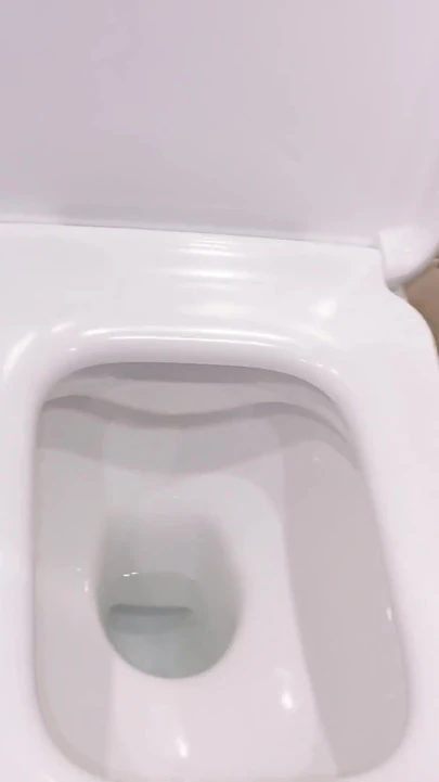 一个性感的女孩早上撒尿！炫耀我的内裤。|剪辑 1