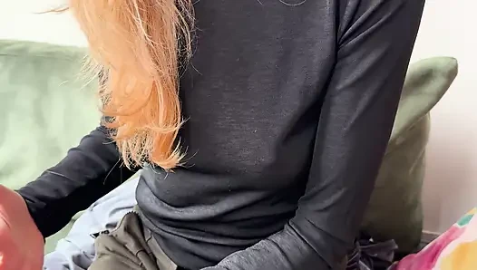 Ich fühle mich geil, während meine nippelpiercings durch meine halb hauchdünne bluse in einem öffentlichen café ziehen