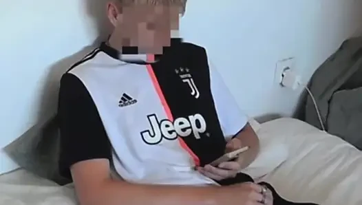 Yüzünü ortaya çıkarıyor futbol erkek kardeş yatakta mastürbasyon yapıyor