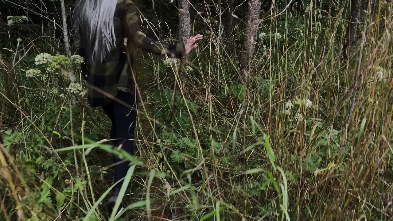 Jane found a stranger in the forest and sucked his cock