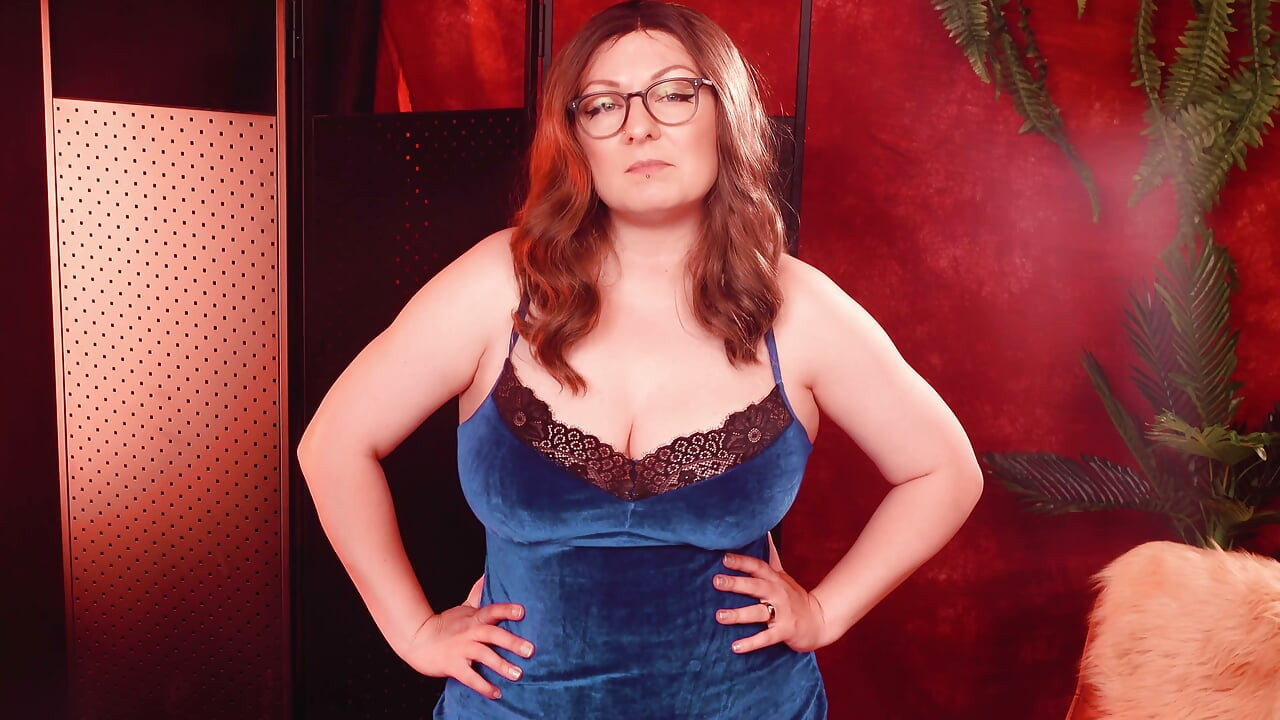 A hot, curvy woman tries on different lingerie - check it out! Try-on haul video