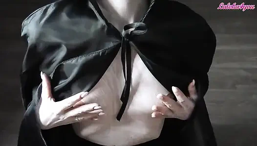 Tutkulu vampir kız büyük yarağı emiyor ve ağzına boşalıyor