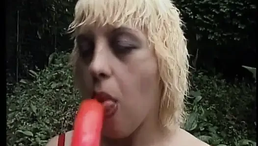 Cewek pirang yang lebih tua lagi asik muasin dirinya sendiri pakai dildo di luar ruangan