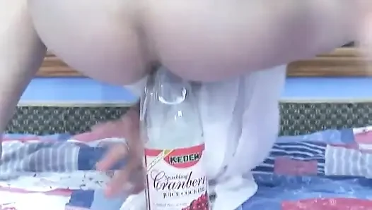 Seksi vücutlu esmer tek başına eğlencede götünde şişe kullanıyor