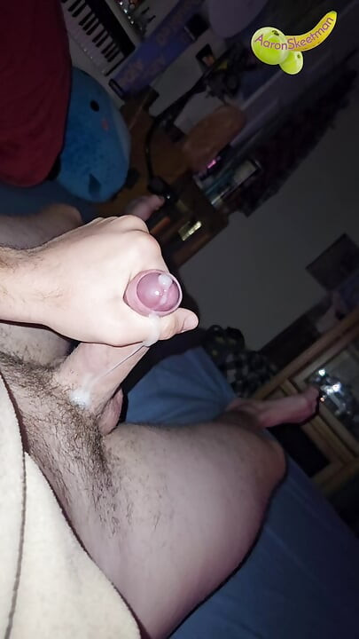 Cumming prosto w powietrzu kompilacja - Aaron Skeetman wskazuje swojego penisa w górę i puszczając luźne ogromne białe liny