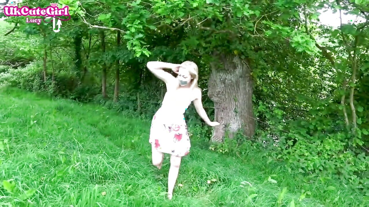 Gå på landsbygden med spermablöt knickers tejpade i munnen