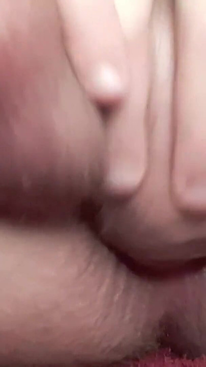 タイトなトランスガールが自分のアナル内で射精し、巨大なチンポを突きながら狂気じみた中出 | クリップ 2