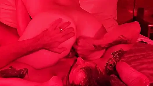 Jade ve Damon otelde kırmızı bir gece