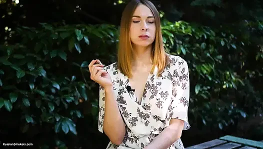 Evgeniya lagi asik merokok