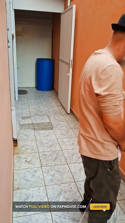 Temps de congélation avec la fille aveugle dans la ruelle.