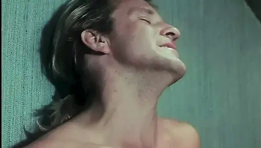 Si rambut merah toket besar ini melahap kontol