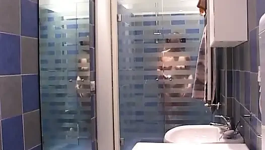 Olgun esmerin damlayan gül ağacı sert parmaklamayla genişliyor