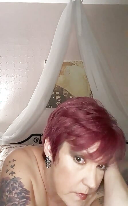 我还在脱衣服, 非常非常缓慢! 明天就来一次厚颜无比的瞥见我的女郎