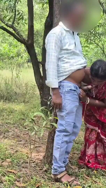 Sona Bhabhi futută de un elev în pădure, ea prima dată sex în aer liber în pădure de la iubitul ei din școală. | Clip 1