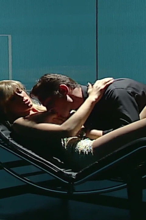 Όμορφη ξανθιά σπάει τον κώλο της