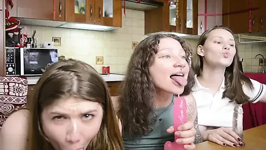 Versaute schlampen-freundinnen lutschen dreier tief heiß