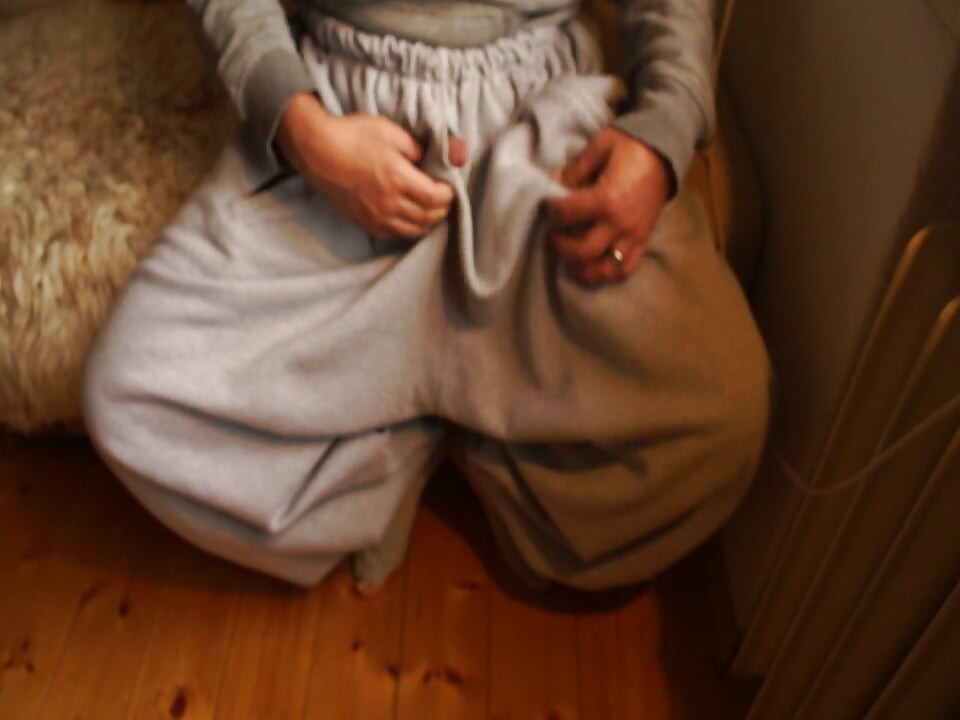 throug the hole in my baggy sweats I can cum