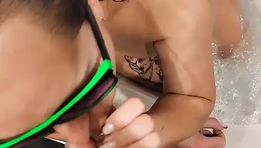 Echte verheiratete MILF lutschte und wichs mich ab, während ihr Ehemann bei der arbeit war. Ich will sie wirklich ficken