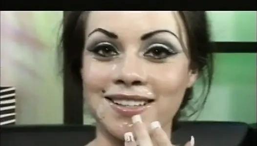 Dua gadis seksi dientot habis-habisan sama kontol besar sampai matanya menganga lebar