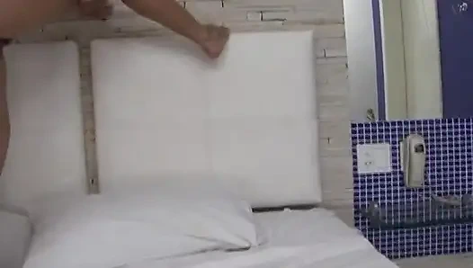 Сексуальная девушка стонет, пока огромный член совывает ее киску после минета