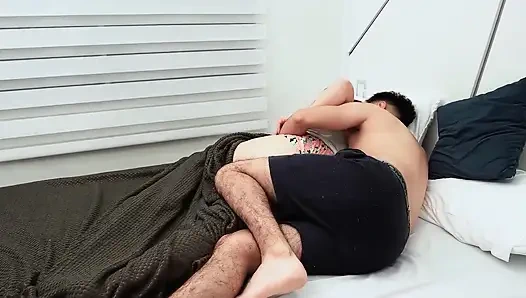 Mitbewohnerin mit großen Titten schluckt meinen Schwanz mit ihrer saftigen Muschi und Kehle