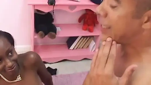 Schwarze zierliche behaarte muschi fickt, lutscht großen schwarzen schwanz