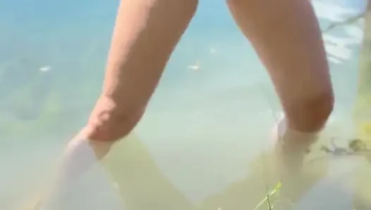 Gadis Telanjang Cantik di Sungai
