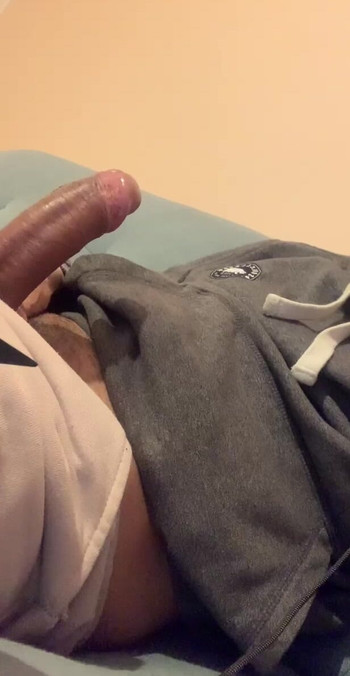 爸爸手淫他的大量程最高工具，充满激情...