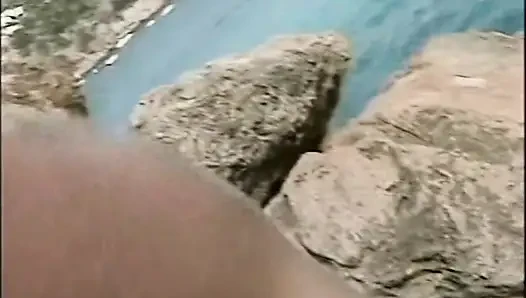 Возбужденная рыжая крошка трахает пальцами киску на Диком пляже