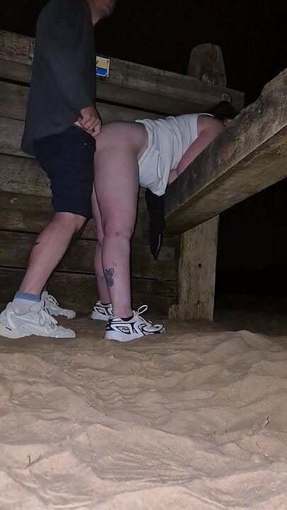 Me follé al amigo de padrastro en un paseo nocturno por la playa