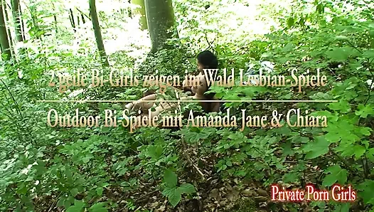Би-девушки играют в лесу