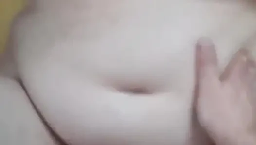 Cowok ini ngabisin memek istriku dan crot di dalam memekku kayak pelacur murahan