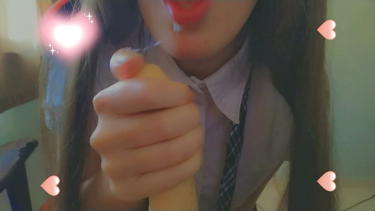 Cea mai excitată cum nu s-a mai văzut înainte de studenta Fairy Bliss are orgasm în timp ce se masturbează și își bagă vibratorul în pizda ei dulce