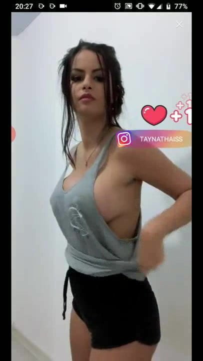 Tayna Santos pagando peitinho