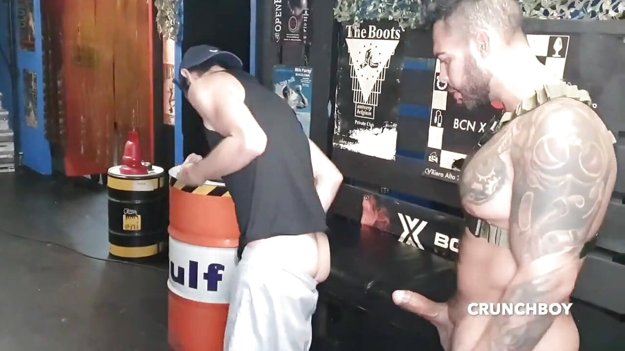 Sürtük Nando Rey Viktor Rom tarafından korunmasız sikiliyor