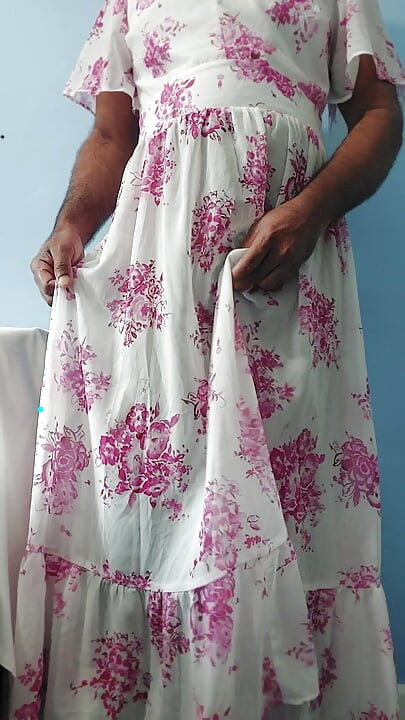 Estou dançando enquanto me masturbo no meu vestido de chiffon transparente de seda com flores rosa
