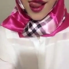 Turbanli Kiz soyunuyor