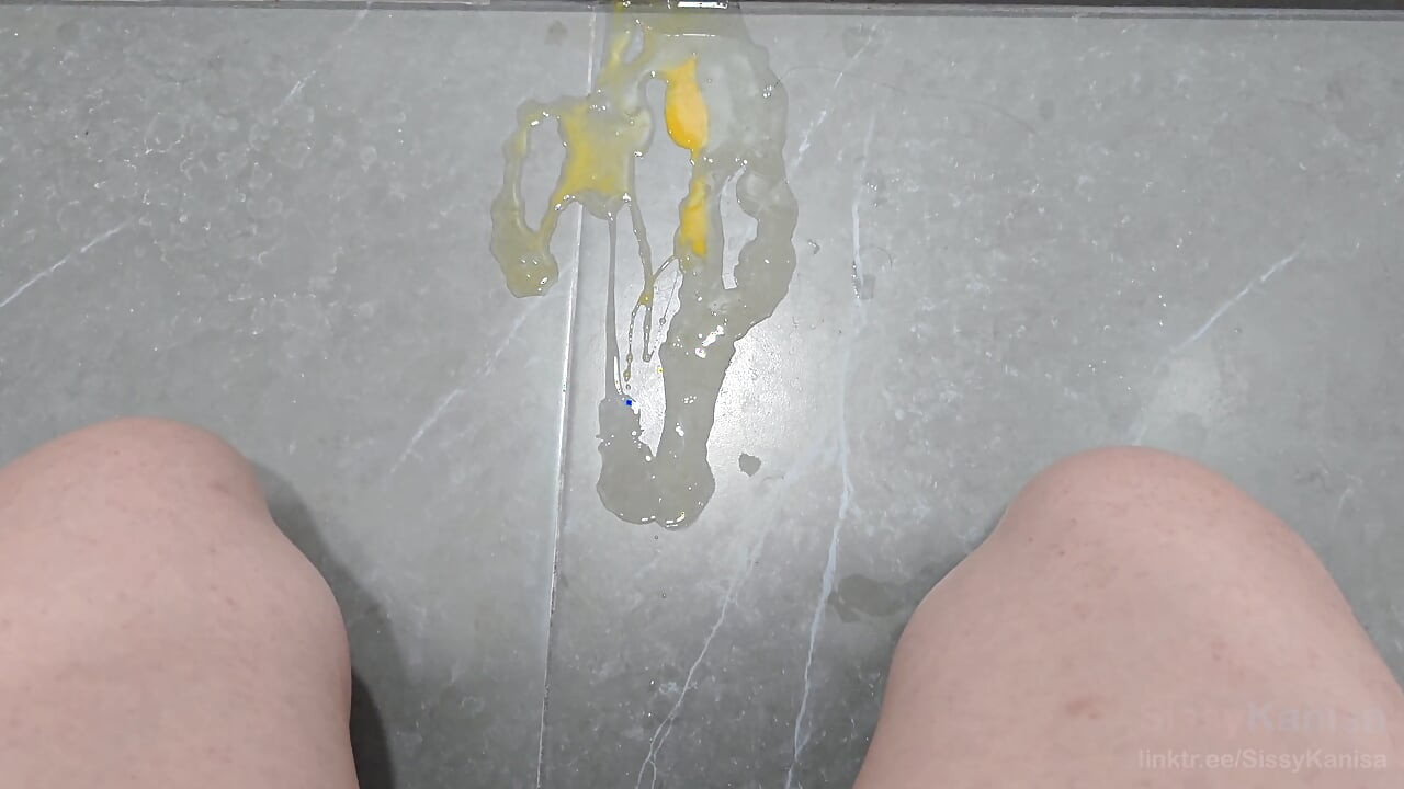 Sissy kanisa ăn trứng tươi từ đít cô ấy