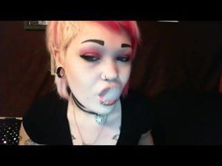 Menina gótica fumando ii
