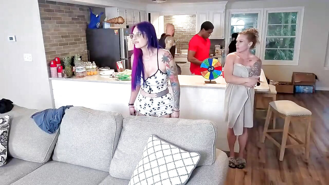 Makanan dan Jilat memek. Pertunjukan webplay live istri hot yang lagi masak