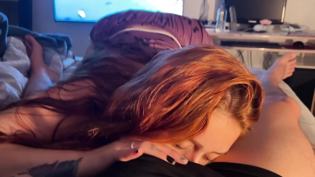 POV: Esposa Ruiva Tatuada Chupa, Cavalga E Pede Leitinho - Eu Gozo E Ele Me Enche De Porra