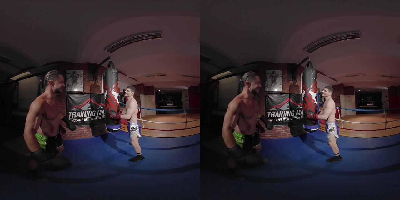 เย็ดหมู่สามคนในยิมที่มีกล้ามด้านบน Dato Foland ใน VR