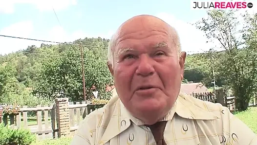 Yaşlı ve şişman nine bir yabancıyı tatmin ediyor - kadın mastürbasyon yapıyor ve yarağını emiyor