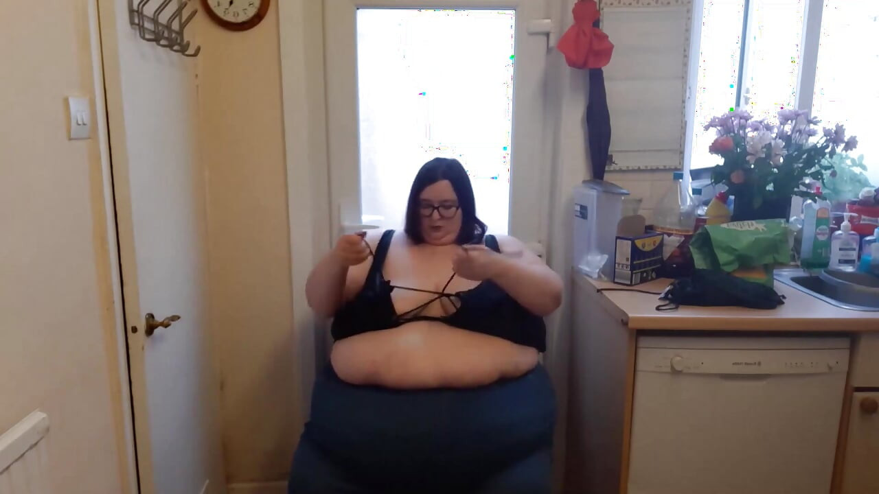 Ssbbw yeni bikinili şişman göbek götünü deniyor