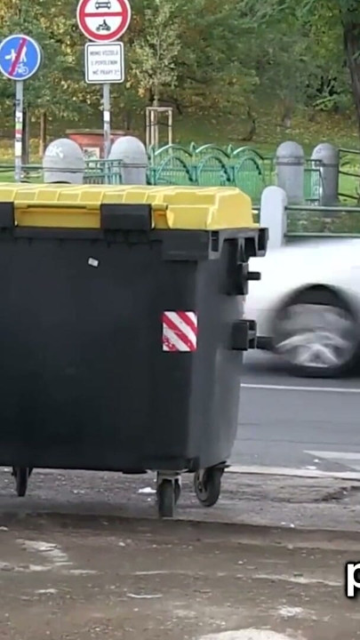Titta på de konstiga platserna att urinera dessa tjejer hittade | Klippa 2