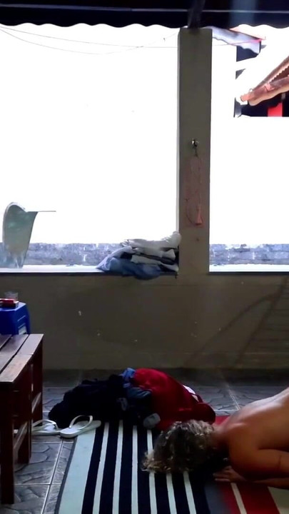 “继女在后院抽烟，她的继父勾引她直到与他发生性关系”的必看时刻