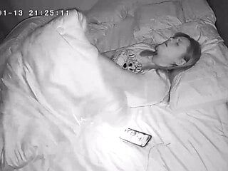 大山雀熟女在睡觉前用手指刘海