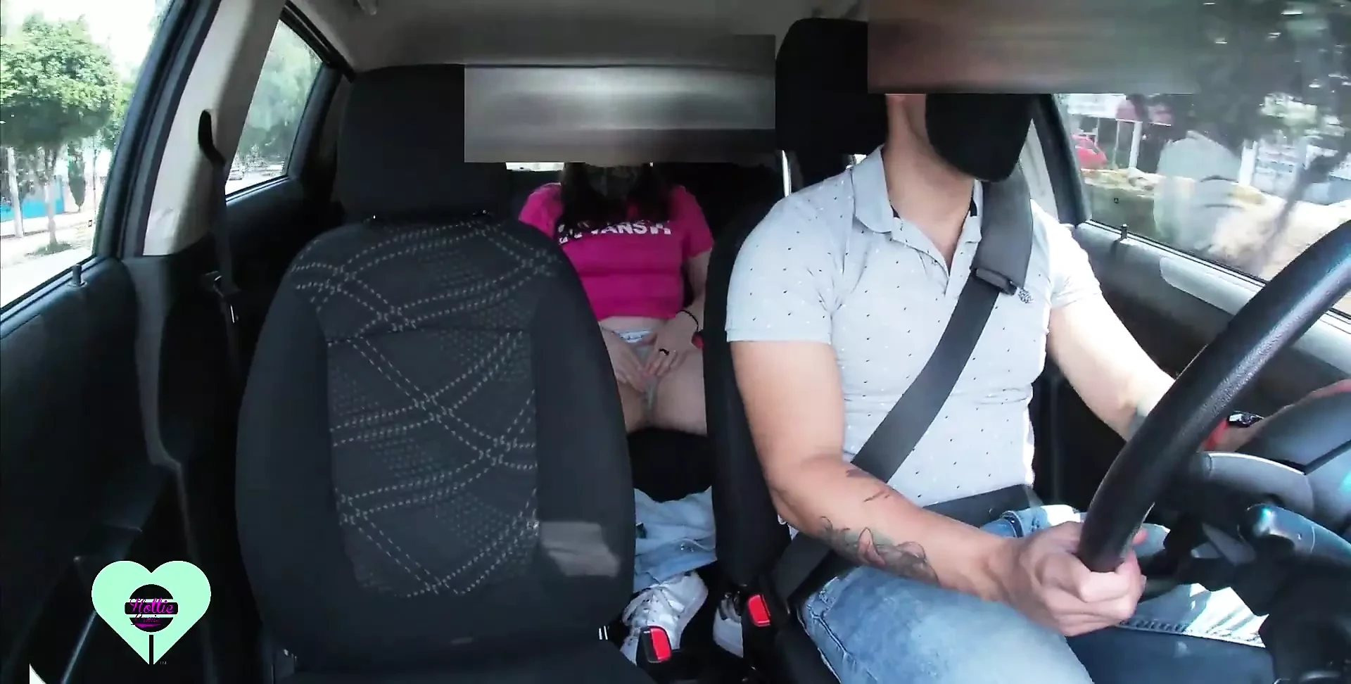 Krásná mladá dívka masturbuje uvnitř mého uberu a neuvědomuje si, že ji nahrávám