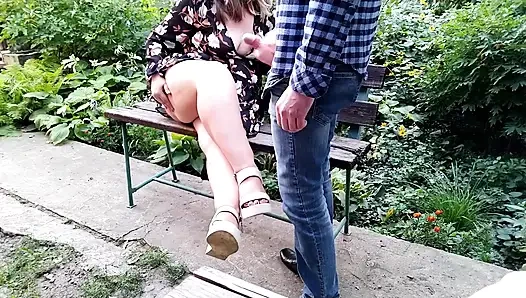 Пасынок кончает на голые ноги мачехи