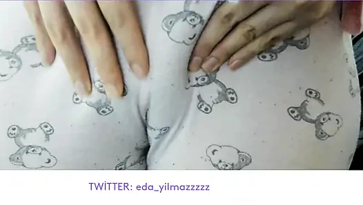 CAMELTOE- MEMEK BENGKAK- MASTURBASI DENGAN PIYAMA